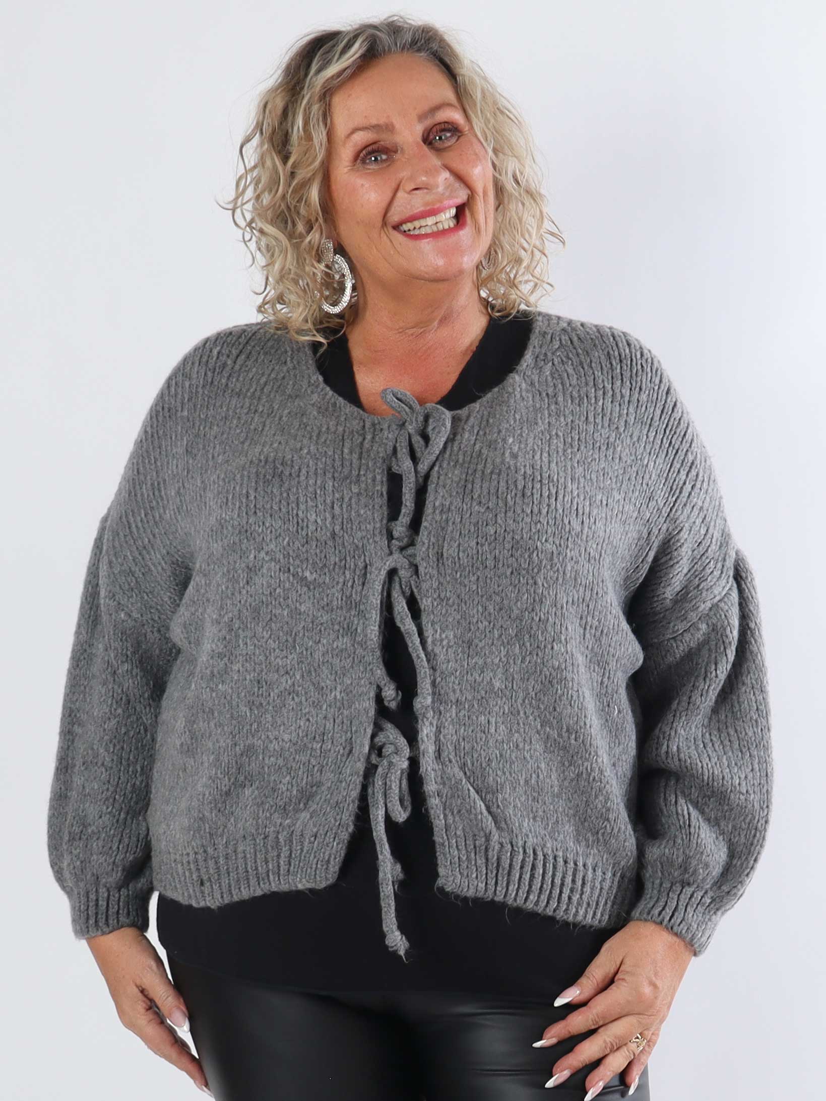 Kimberly - Sød plus size strikcardigan med sløjfer